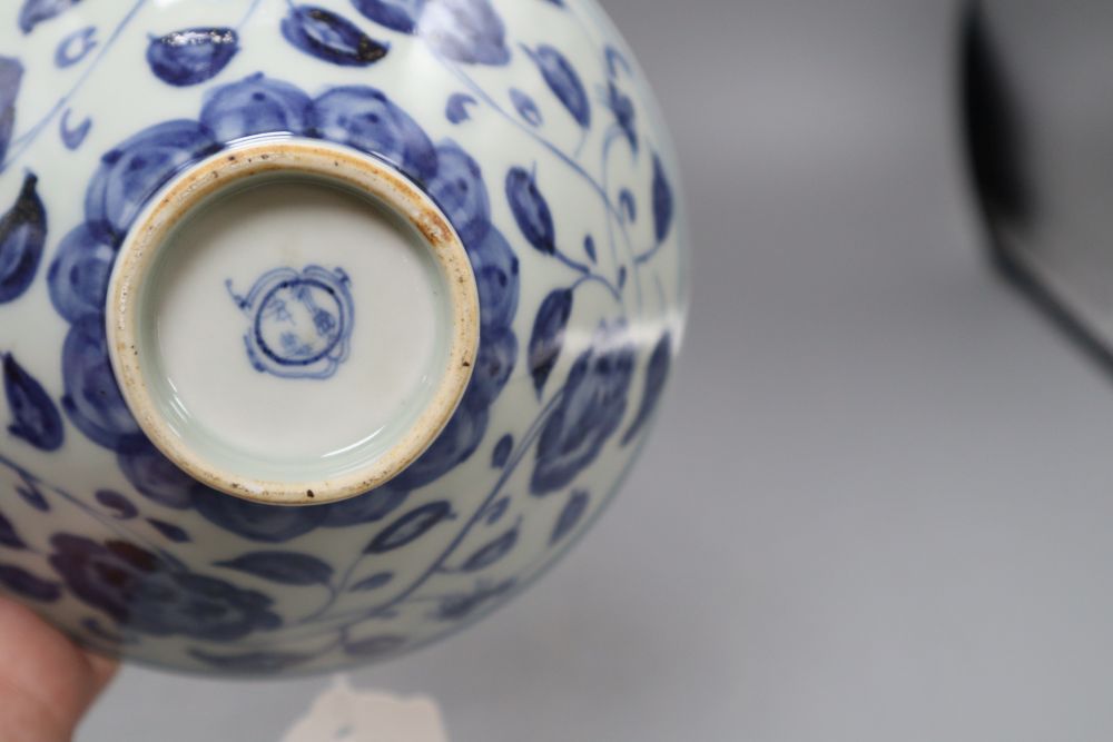 A Chinese blue and white bowl, diameter 15cm